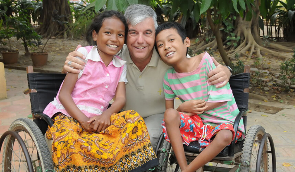 Kike Figaredo con niños con discapacidad en Camboya