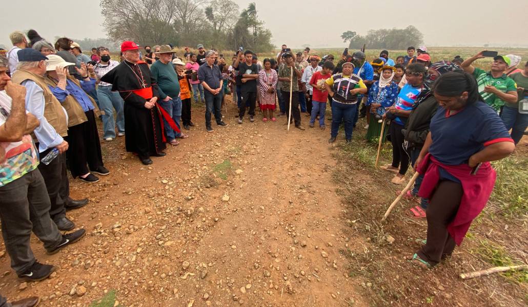 Guaraníes con un cardenal en Brasil
