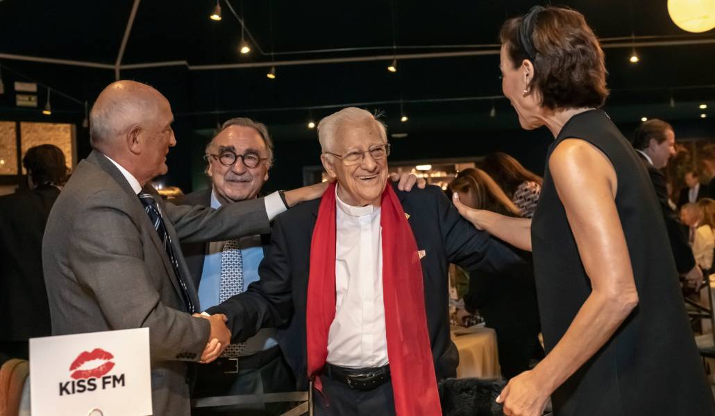 El padre Ángel junto a colaboradores de Mensajeros de la Paz