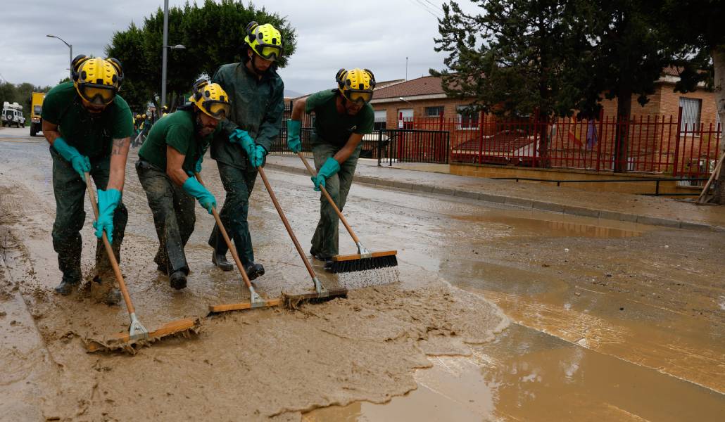 Trabajadores limpian las carreteras de barro en la provincia de Málaga tras el paso de la DANA