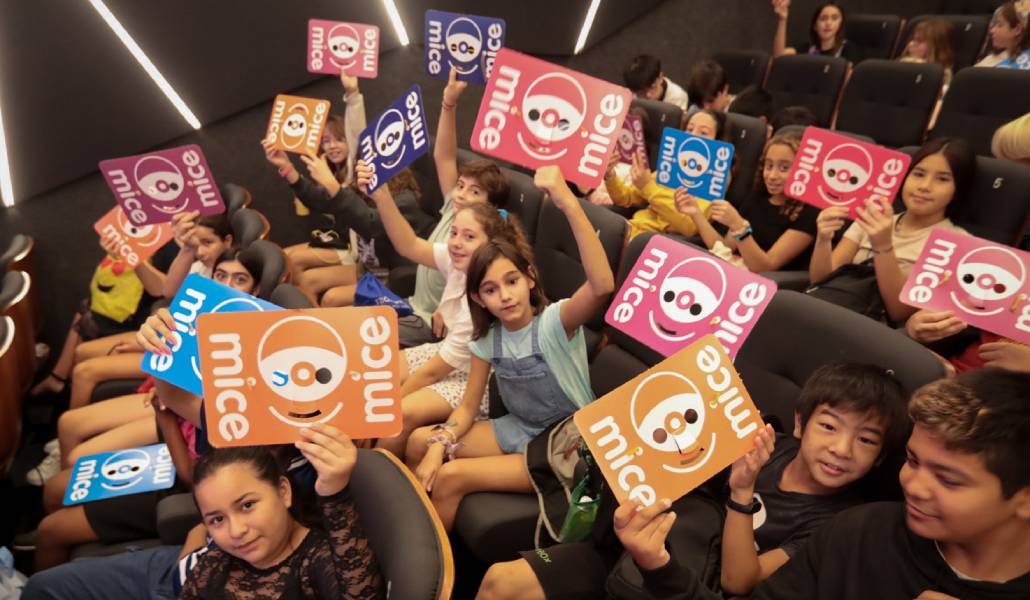Niños participantes en la inauguración de la VIII Muestra Internacional de Cine Educativo (MICE) de Madrid