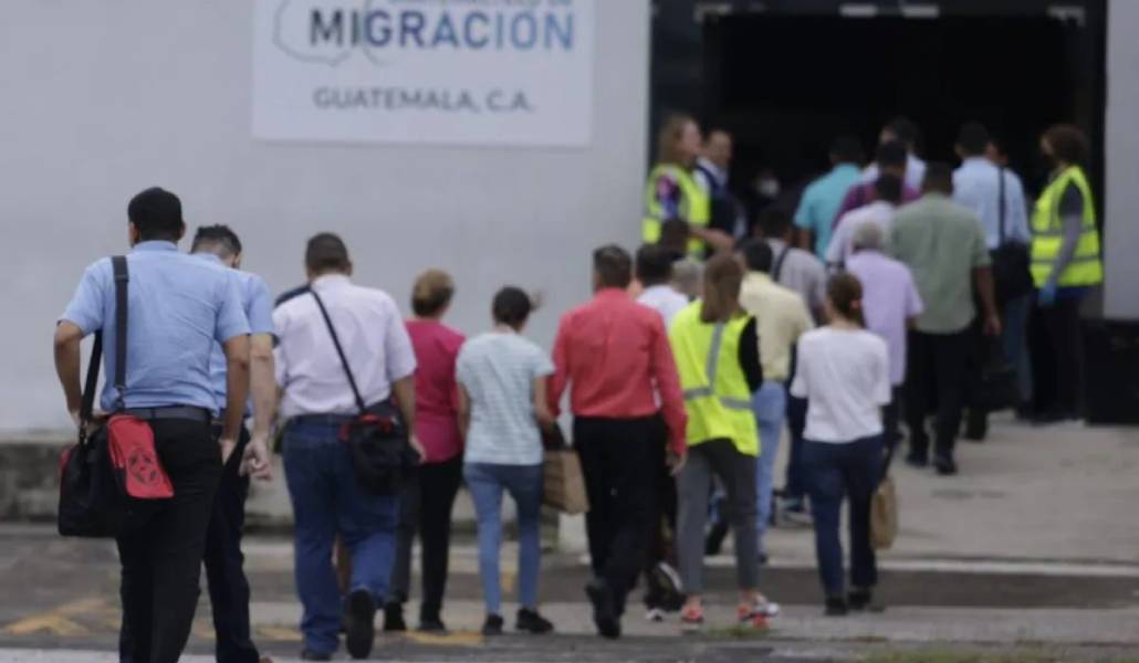 Imagen de espaldas de los 135 excarcelados de Nicaragua llegando a Guatemala
