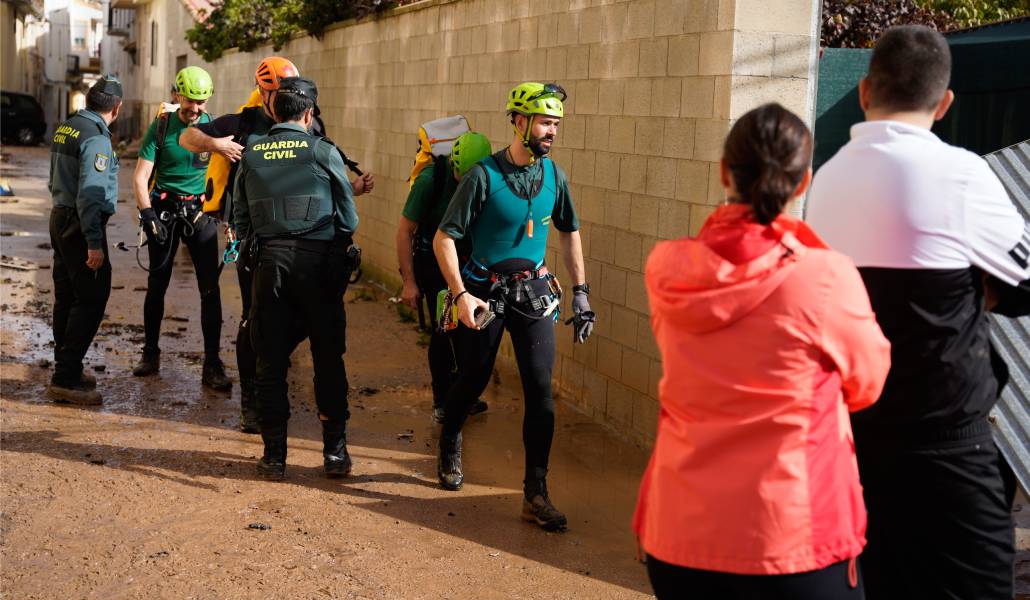 La Guardia Civil asiste a los vecinos del pueblo de Mira. Este miércoles una mujer falleció por la DANA