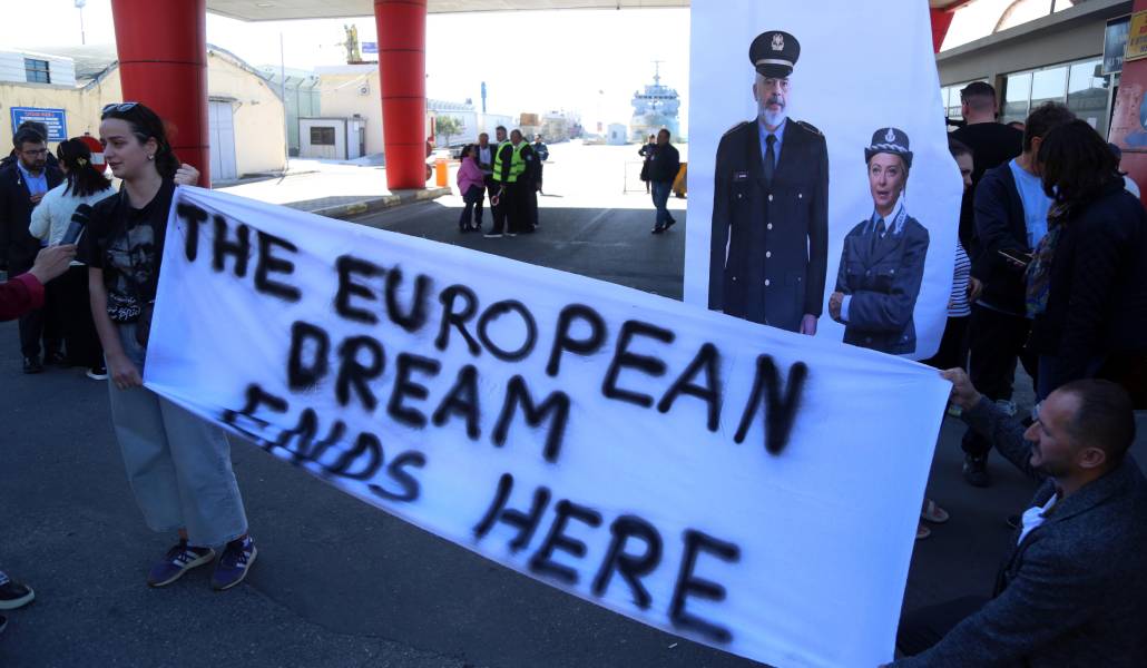 Manifestantes protestan con una pancarta en la que aparecen la primera ministra italiana, Giorgia Meloni, y el primer ministro albanés, Edi Rama