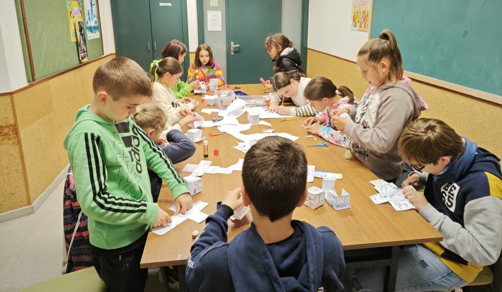Niños de la obra educativa de los salesianos de Vitoria realizando su propia versión de OIKOS-Somos Casa
