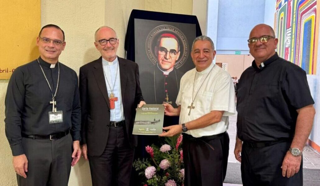 Foto de familia durante la presentación de la carta pastoral