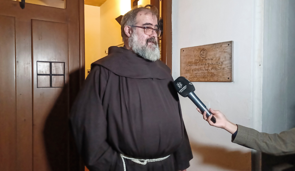 Uno de los frailes atendiendo a la prensa tras el ataque