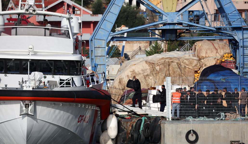 Migrantes en Albania emprenden su viaje de vuelta a Italia