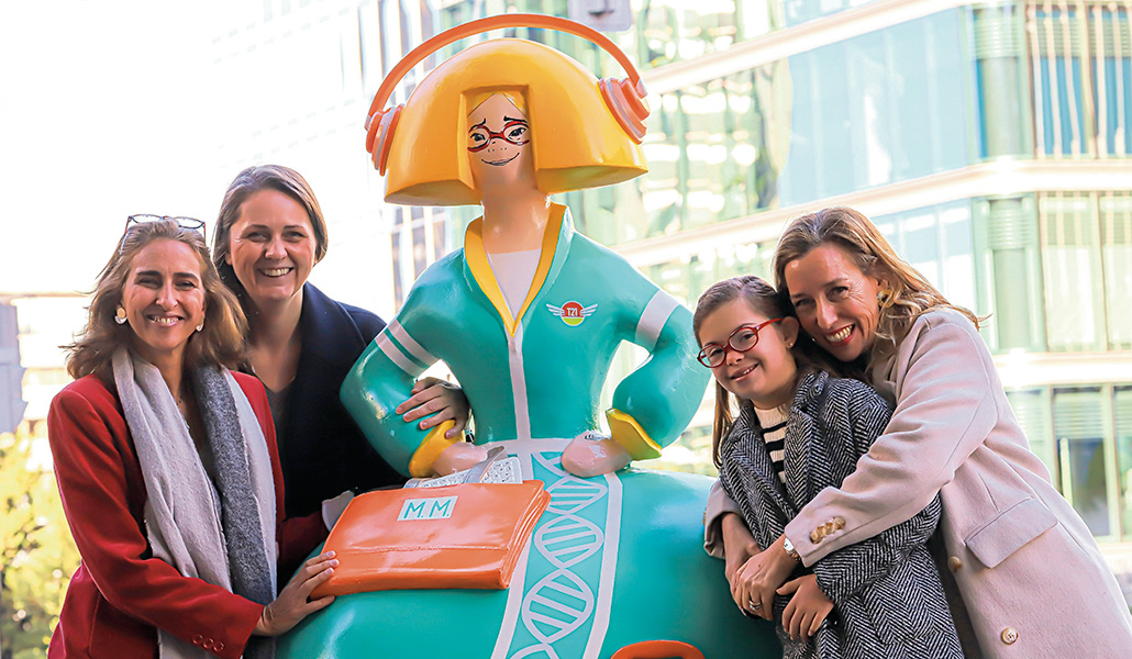 La menina con Marieta y su madre a un lado, y María e Isabel Plaza al otro
