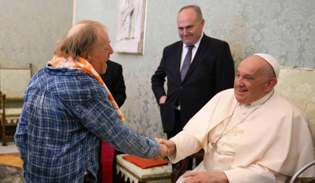 El Papa saluda a una persona sin hogar