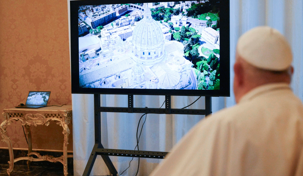 Francisco viendo un vídeo del proyecto