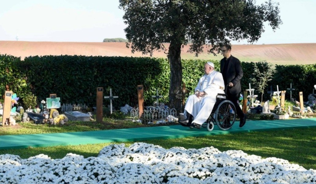 El Papa recorre el Jardín de los Ángeles en el cementerio Laurentino deteniéndose en las tumbas de los bebés no nacidos