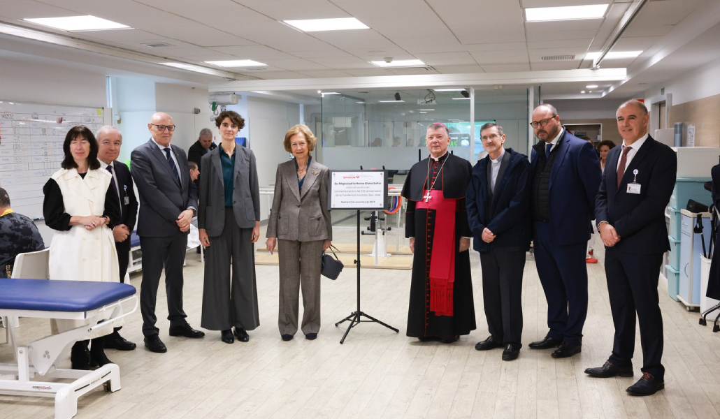La reina junto con Juan Antonio Martínez Camino, Javier Lapastora y varios responsables de la orden de San Juan de Dios