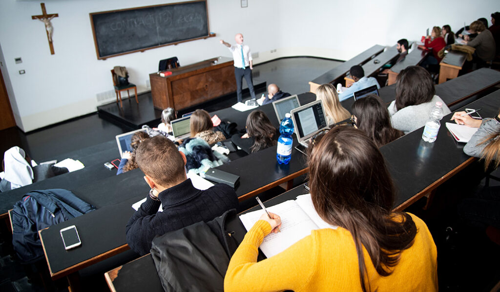 La institución tiene matriculados 430 seminaristas, 421 laicos y 290 religiosos
