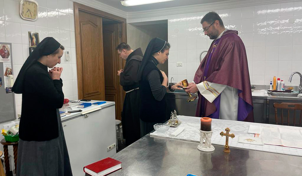Kulbokas da la Comunión a unas monjas en la cocina de la Nunciatura Apostólica