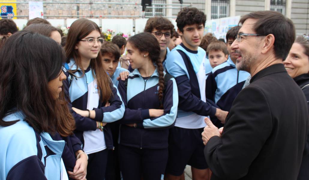 El arzobispo de Madrid, José Cobo, con alumnos que han acudido a la ofrenda floral a la Almudena