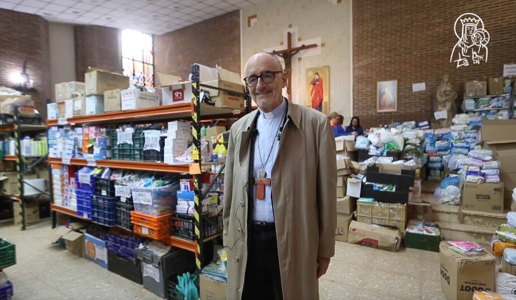 El cardenal Michael Czerny durante su visita a los pueblos afectados por la DANA