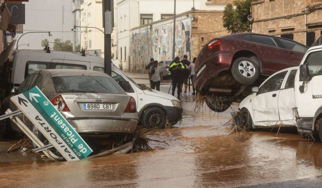 Vehículos destrozados tras el paso de la DANA por el barrio de La Torre de Valencia
