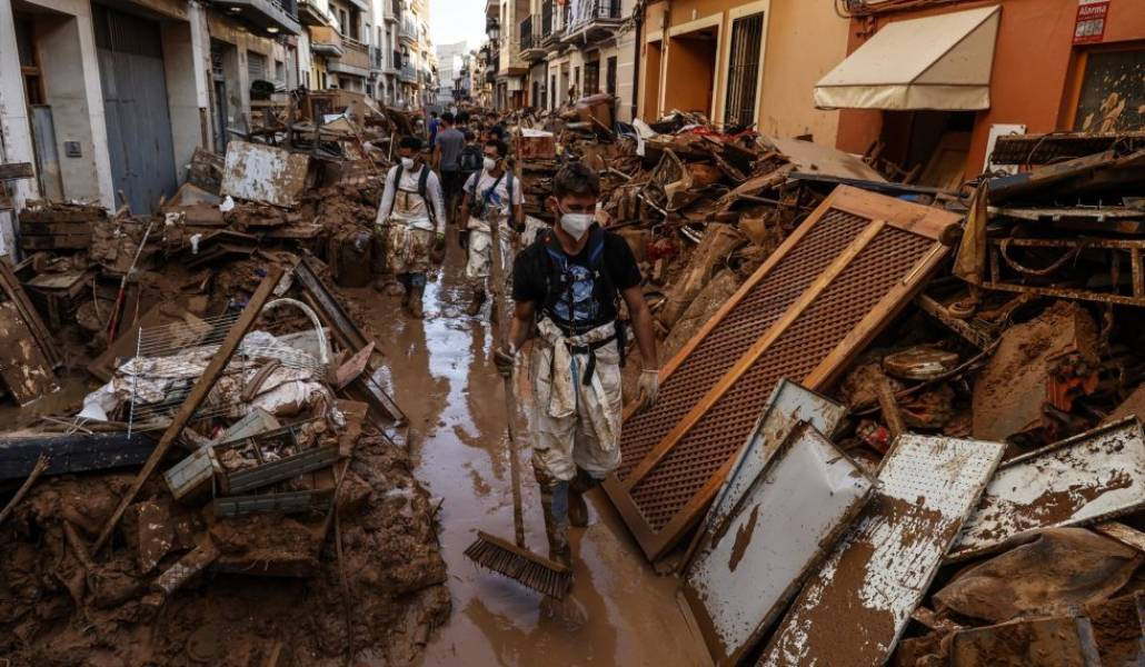 Voluntarios continúan la limpieza de las calles de Paiporta