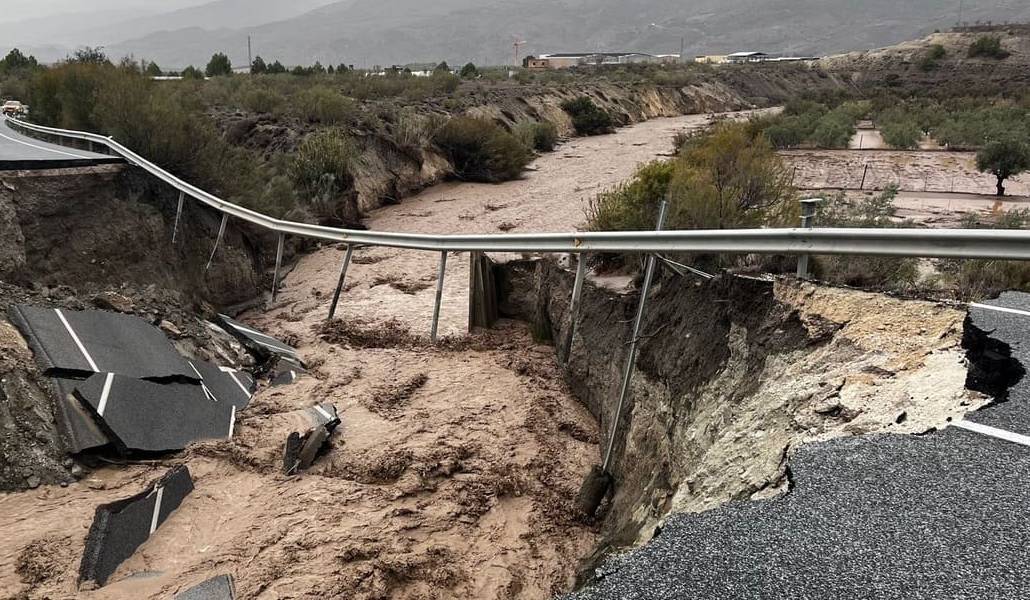 Los efectos de la DANA en la carretera A-334