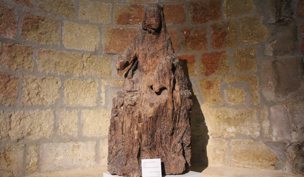 Escultura de la Virgen y el Niño casi quemada por completo. Está en la Iglesia-Museo de Santiago, en Carrión de los Condes