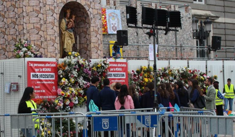 Alumnos de colegios frente a la imagen de la Virgen adornada con flores