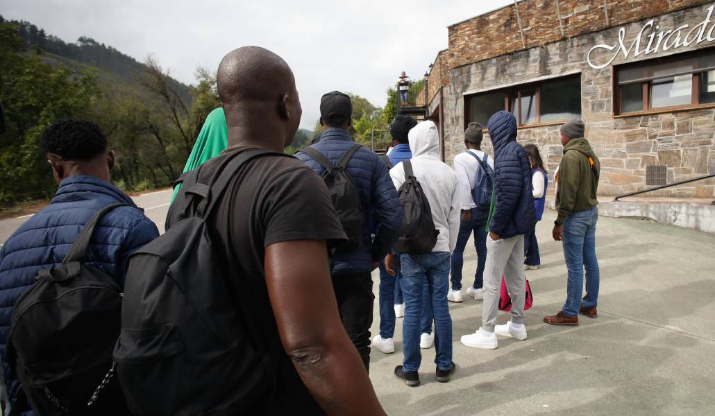Varios migrantes en el pueblo de Ribeira de Piquín