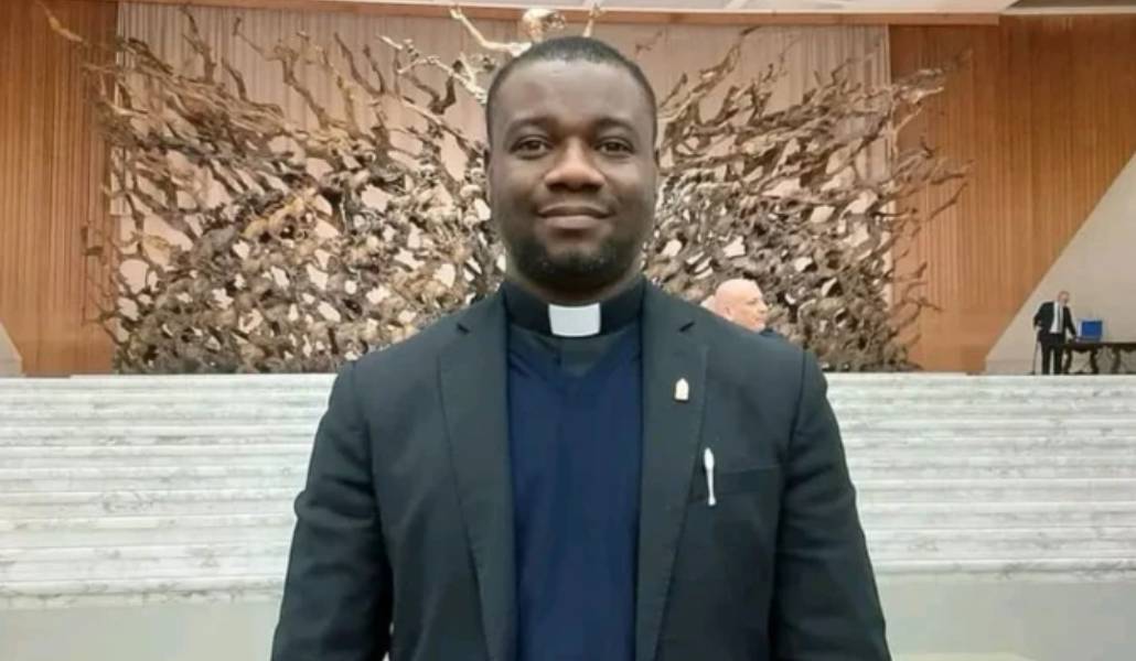 Thomas Oyode en el Aula Pablo VI del Vaticano