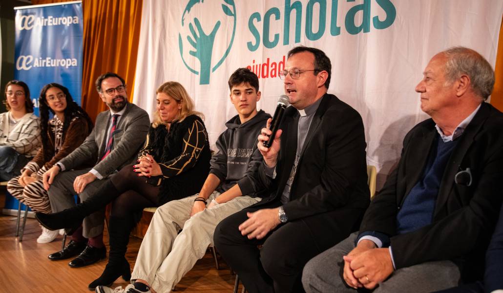 El obispo auxiliar, José Antonio Álvarez, con José María del Corral y los jóvenes de Scholas Occurrentes