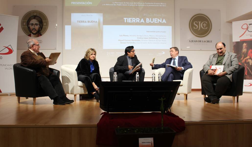 Manuel Bru, Cristina Schlichting, Miguel Carmen Hernández, Luis Planas y Enrique Fernández en la presentación de 'Tierra Buena'