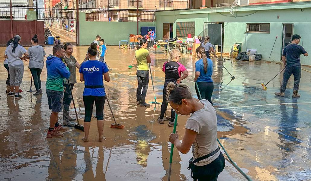 Trabajo de reconstrucción y limpieza en un colegio valenciano afectado por la DANA
