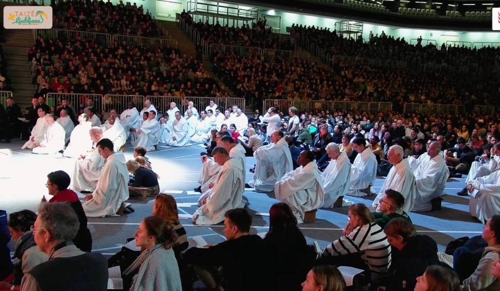 Jóvenes y adultos celebrando su servicio de oración vespertino en el Stozice Arena de Liubliana, Eslovenia en el encuentro europeo de 2023