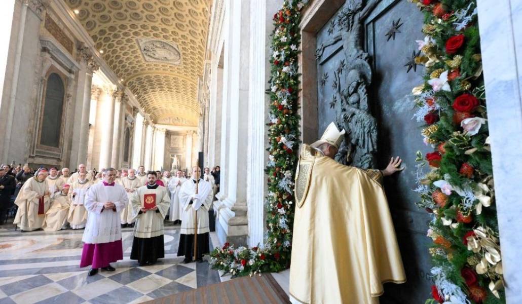 El cardenal Baldassare Reina abre la Puerta Santa en la basílica de San Juan de Letrán, en Roma, este domingo