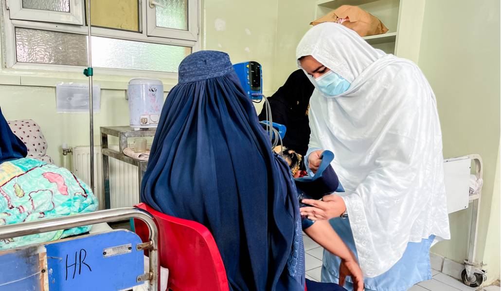 Sala de hospitalización del Hospital Materno Infantil de Khost (Afganistán)