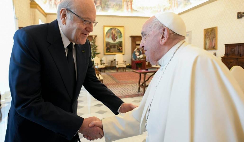 El Pontífice durante su encuentro con el primer ministro del Líbano, Najib Mikati este viernes