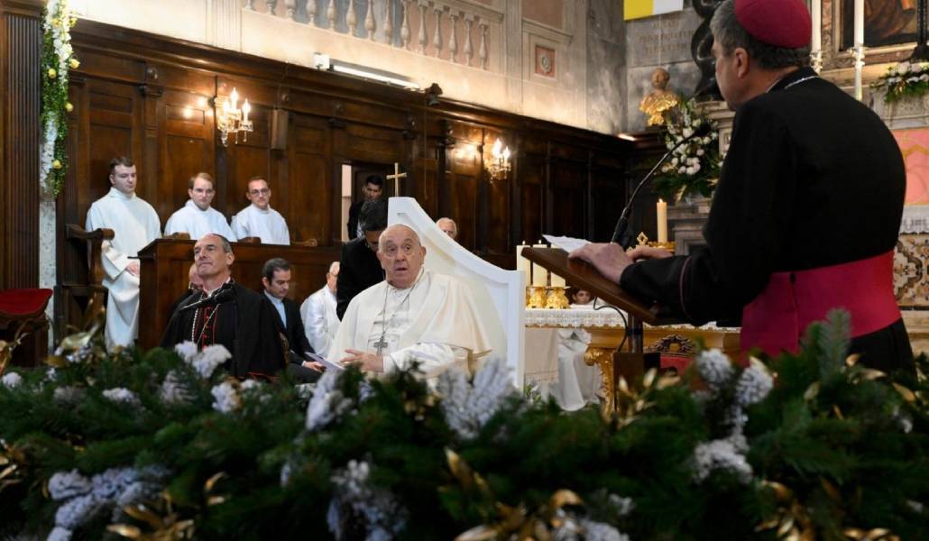 Francisco durante el encuentro mantenido este domingo con sacerdotes, obispos y consagrados en la catedral de Ajaccio (Córcega)