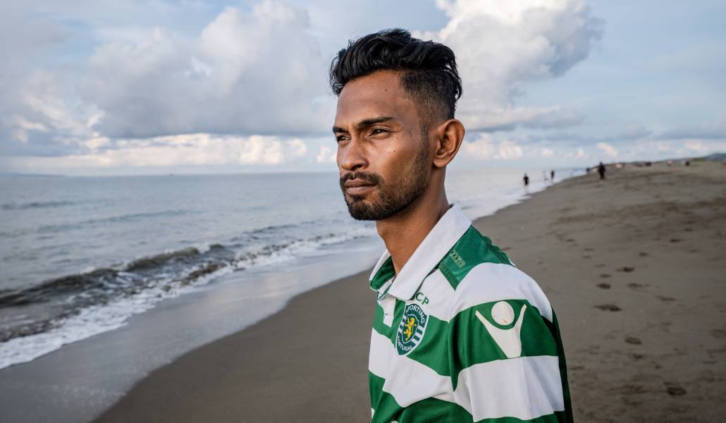 Martunis, que actualmente tiene 27 años, en una playa de Aceh (Indonesia)