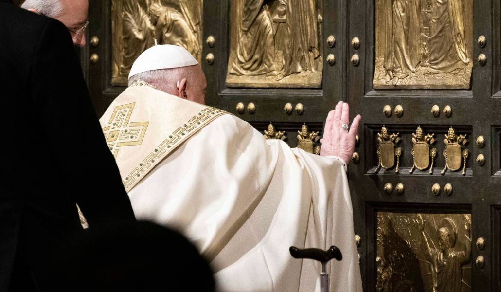 El Papa Francisco en la apertura de la Puerta Santa esta Nochebuena