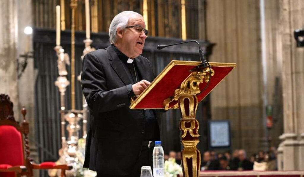 El arzobispo de Sevilla, José Ángel Saiz, presentando las conclusiones finales del encuentro