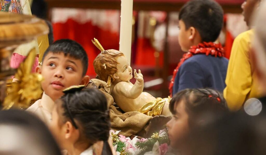 Figura del niño Jesús que se ha descubierto al inicio de la Misa del Gallo y a la que algunos niños de todo el mundo le han llevado flores