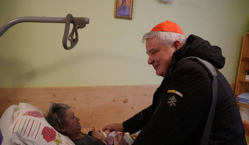 El cardenal Konrad Krajewski en un encuentro este lunes con enfermos en la ciudad ucraniana de Fastiv