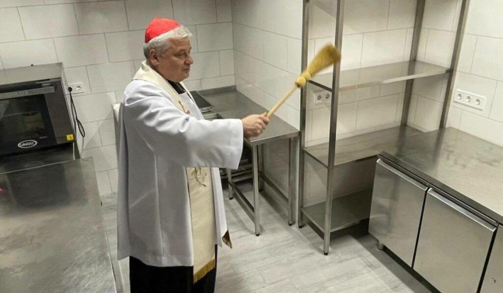 El limosnero del Papa bendice un comedor social