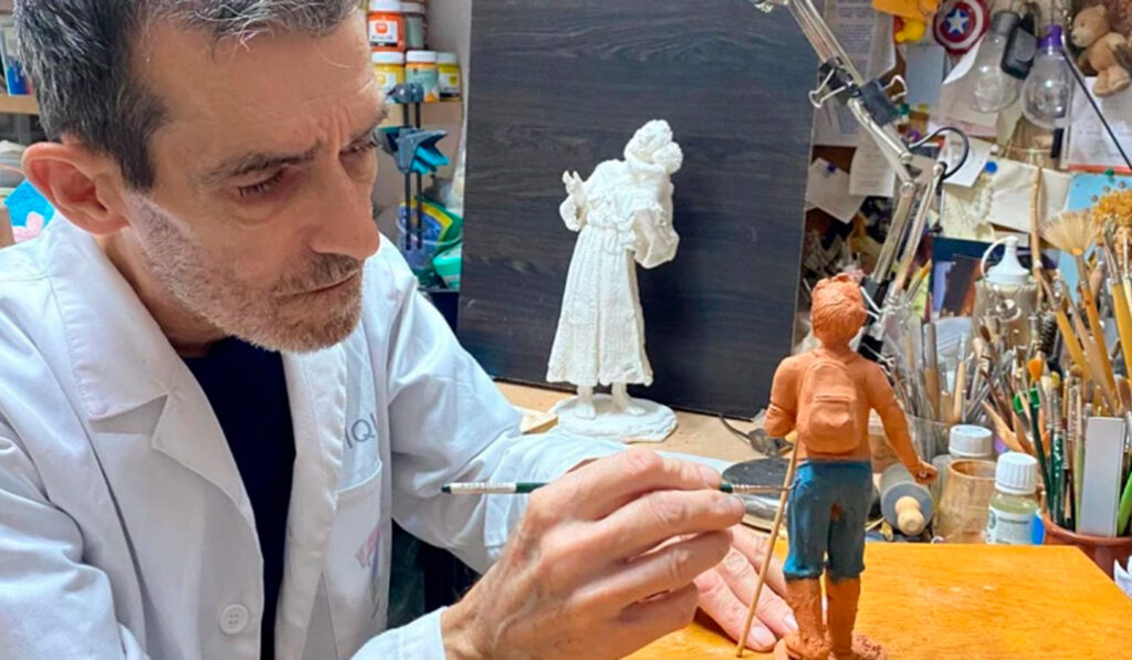 Quique Garcés modelando a su voluntario para el belén