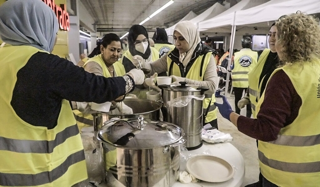 Reparto de comida para los efectivos que ayudan tras la DANA, organizada por Casa Marruecos