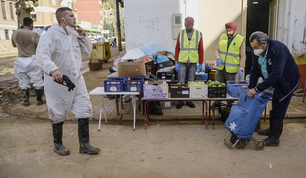 Voluntarios sij distribuyen víveres en una población afectada
