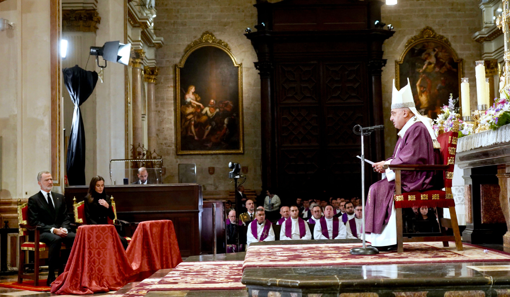 El arzobispo y los reyes durante el funeral