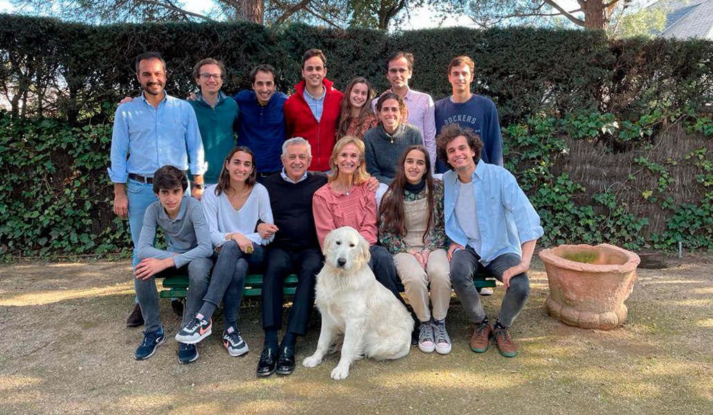 La familia del doctor José María Villalón, al completo, con sus doce hijos