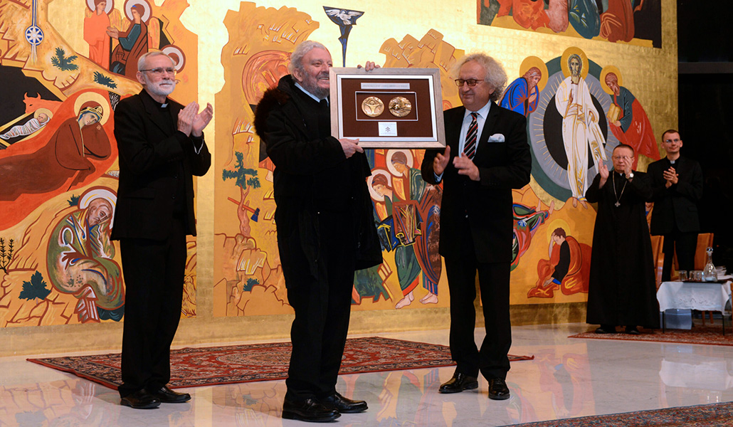 Kiko Argüello recibe el galardón de la asociación SacroExpo