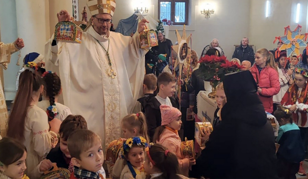El nuncio con los niños en el día de Navidad