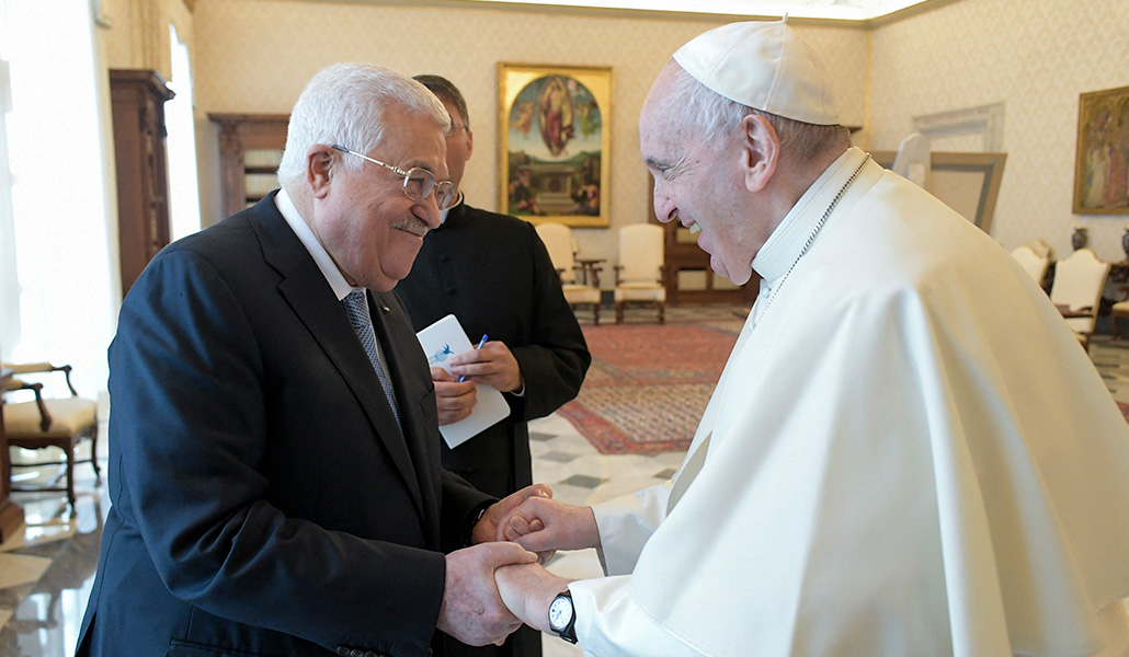 El Papa Francisco (derecha) y el presidente palestino Mahmoud Abbas (izquierda) en un encuentro anterior